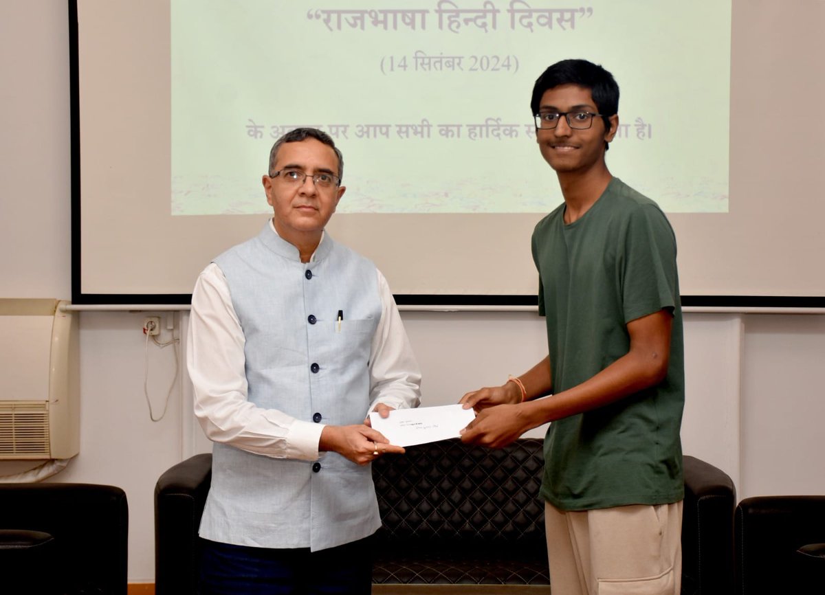 indembcairo's tweet photo. मिस्र में भारत के राजदूतावास द्वारा आज ‘राजभाषा हिंदी दिवस’ उत्साह के साथ मनाया गया। इस अवसर पर राजदूत महोदय @AjitVGupte ने माननीय प्रधानमंत्रीजी के संदेश को पढ़ा। 

भारतीय समुदाय ने राजदूतावास द्वारा आयोजित निबंध लेखन एवं कविता पाठ प्रतियोगिताओं में हर्षोल्लास के साथ भाग लिया। https://t.co/UG5sFvGu2C