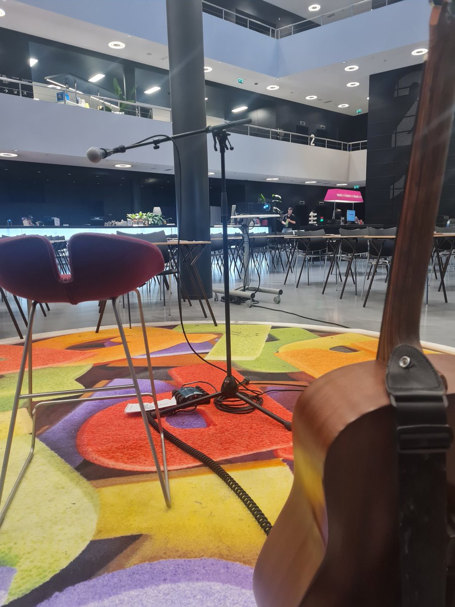 Mocht je vanavond meedoen aan het Almeers Dictee dan hoor je mij voor- en achteraf spelen