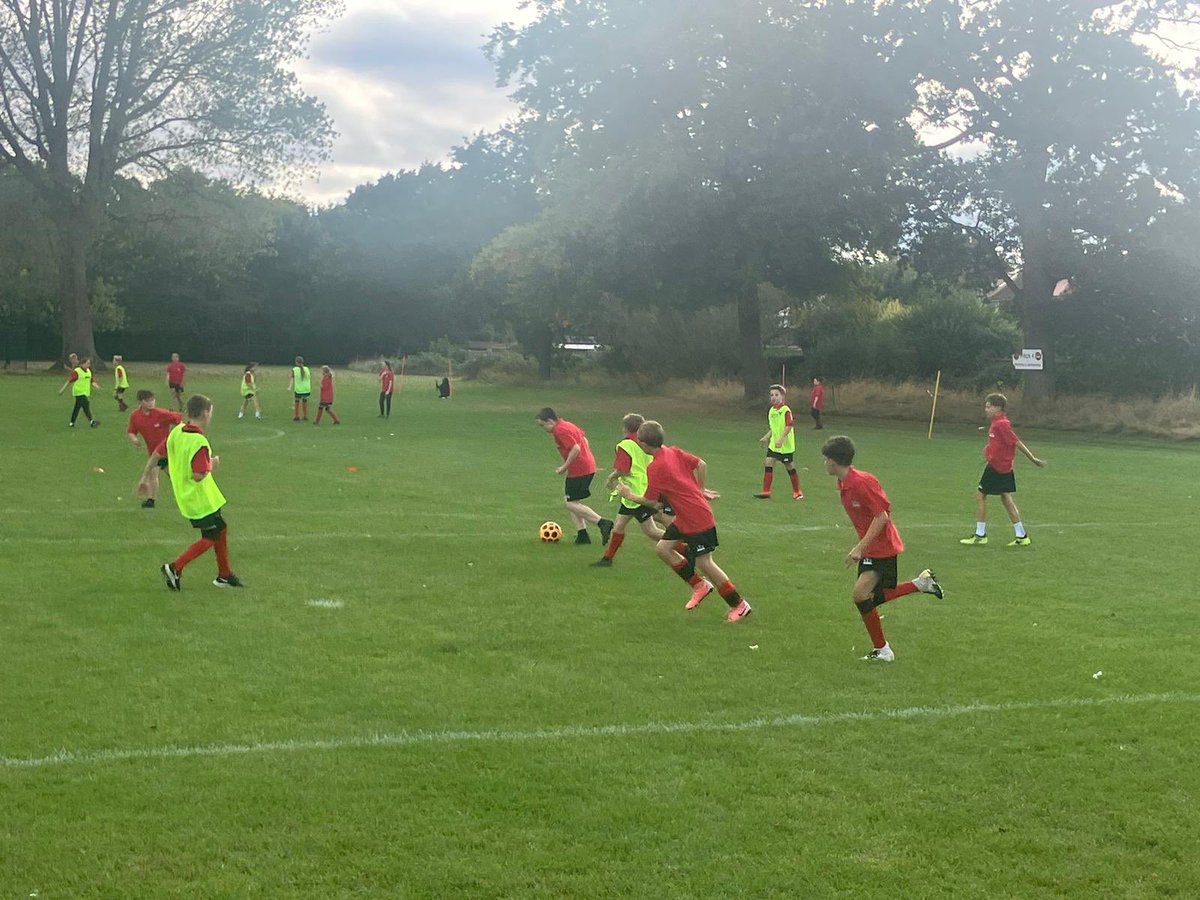 kesacademy's tweet photo. Extra Curricular at KES on a different level ๐ฏ
66 at KS3 football โฝ๏ธย
Brilliant having @HeachamFCย number 1 Mr Watson in delivering brilliant sessions ๐๐
#werowtogether ๐ฃ ๐ฃ https://t.co/AnutLnRSJb