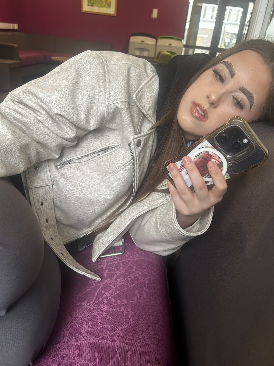 She’s had a hard day at uni 😂 that’s me left and onto the next level but today I  spent the day with my legacy on her undergraduate journey ❤️❤️❤️