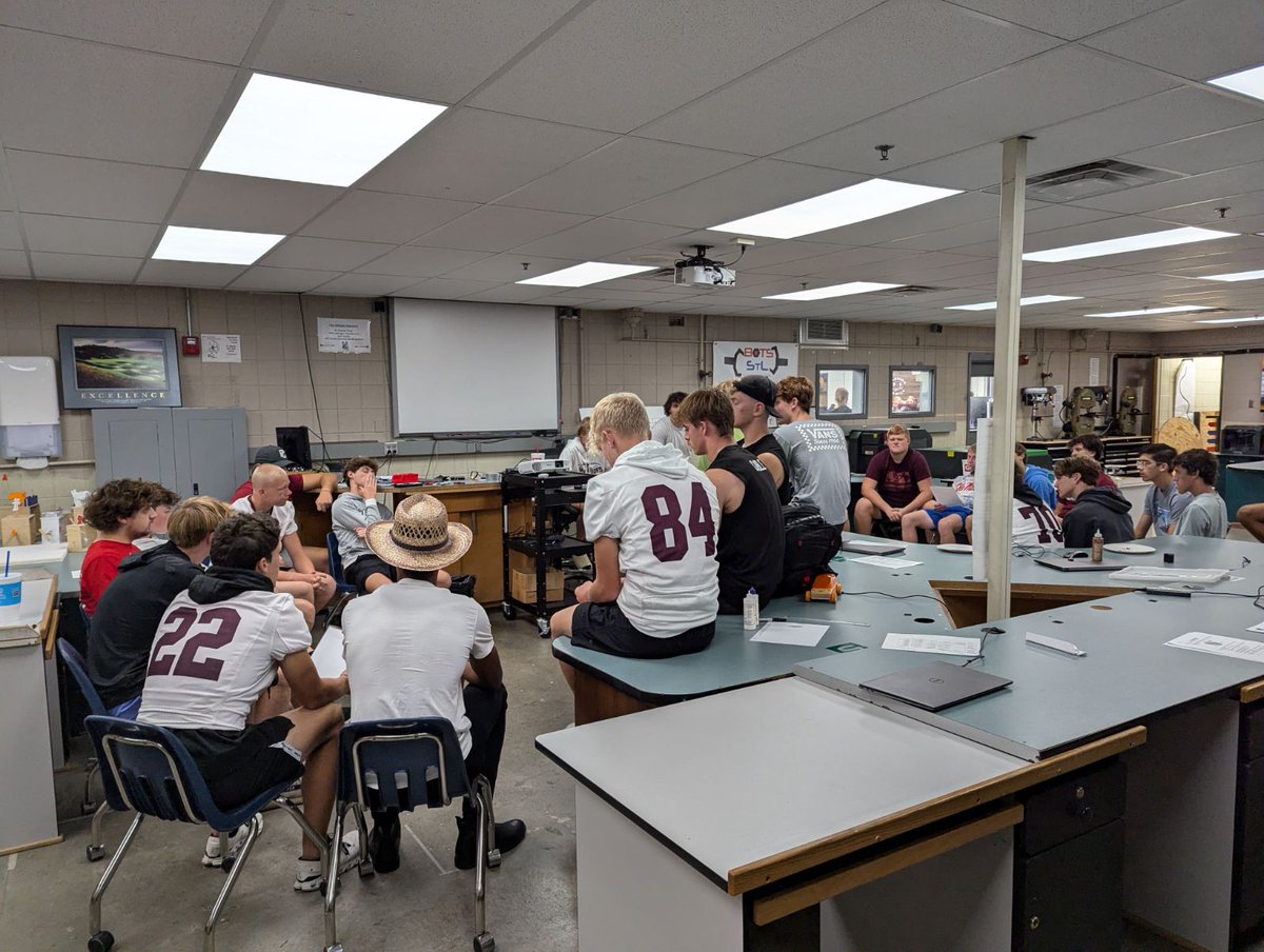 StCharlesFCA's tweet photo. The boys from the St. Charles West Huddle meeting early on a Friday morning! @scwactivities @SCWestPrincipal @scwbasketball https://t.co/vExmiByKyK