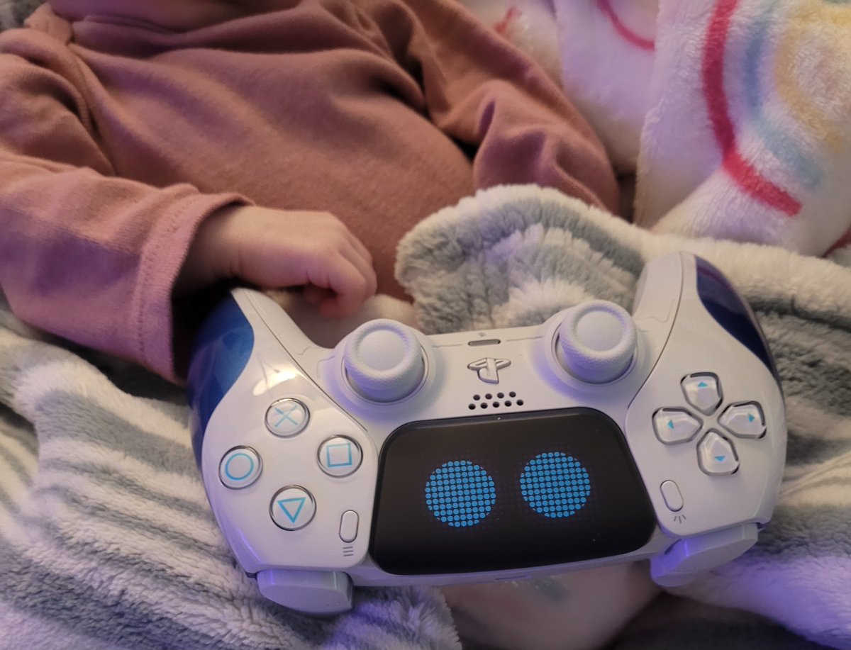 Baby helping Dad platinum Astro Bot. Gotta start them young! #TrophyShare #AstroBot