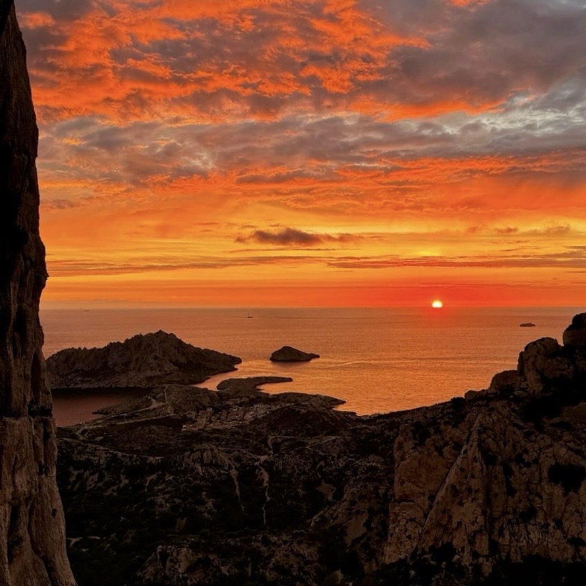 MadeMarseille's tweet photo. Quand le soleil se couche face aux Goudes 😍

📸 @natur_bex https://t.co/F115UeSVlq