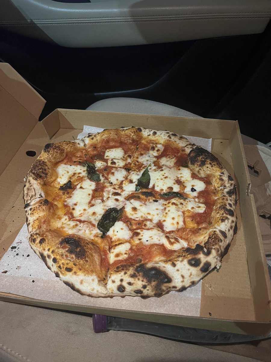 بيتزا نابولي آخر الليل لها طعم ثاني