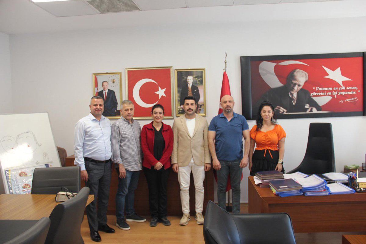 Bugün Adana/Ceyhan Devlet Hastanesini ziyaret ettim.
Meslektaşlarımın yoğun ilgisi sonrası hastane başhekimi ve idarecileri ile bir araya gelip sorun ve çözüm önerilerini dile getirdik. 

Sahanın sesini, sözünü yükselteceğiz. Sorunların çözümü için tüm meslektaşlarımıza bir bir