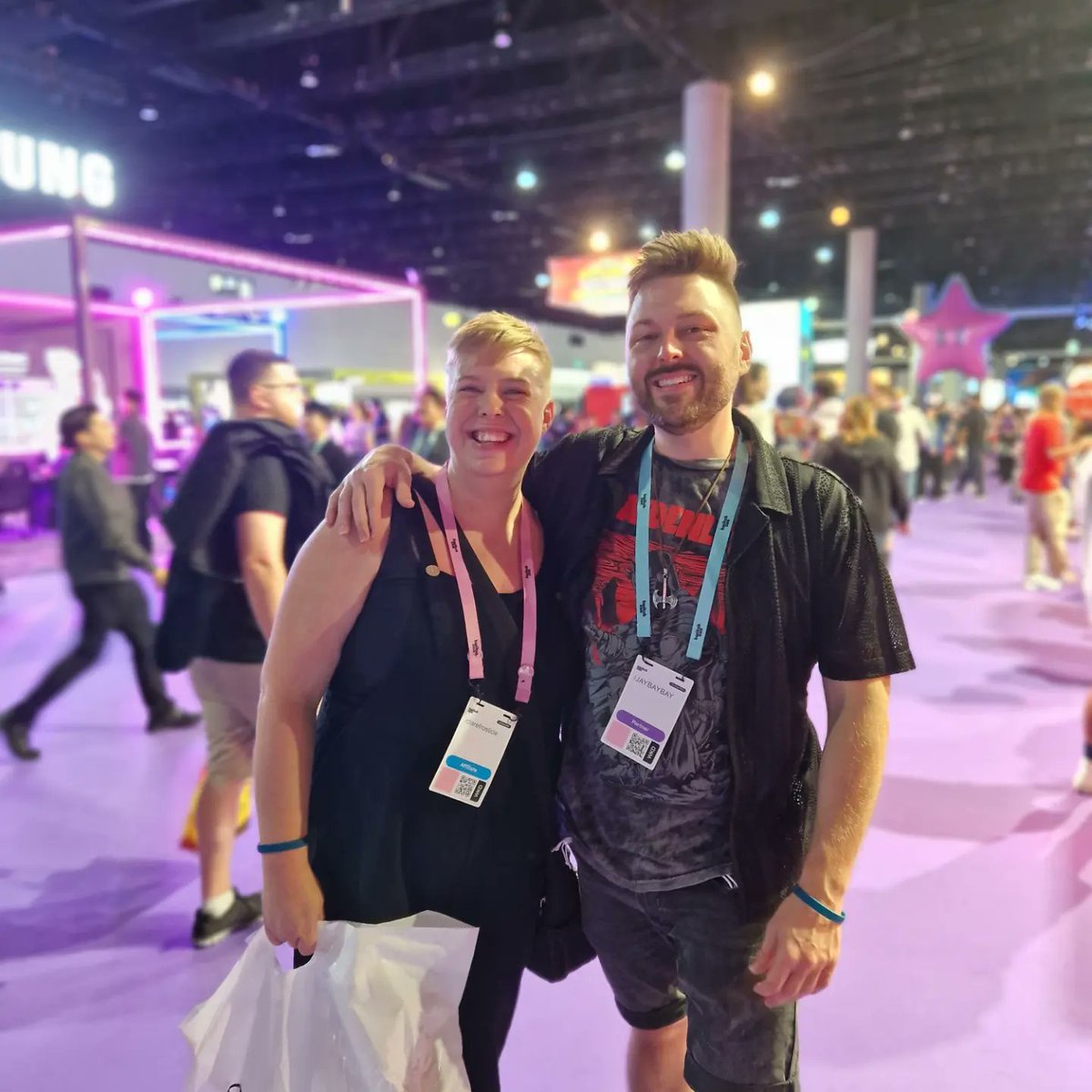 clarefrosticle's tweet photo. I'm very lucky to have met some amazing people this trip to Twitchcon 😍 https://t.co/dxezZKlZLf