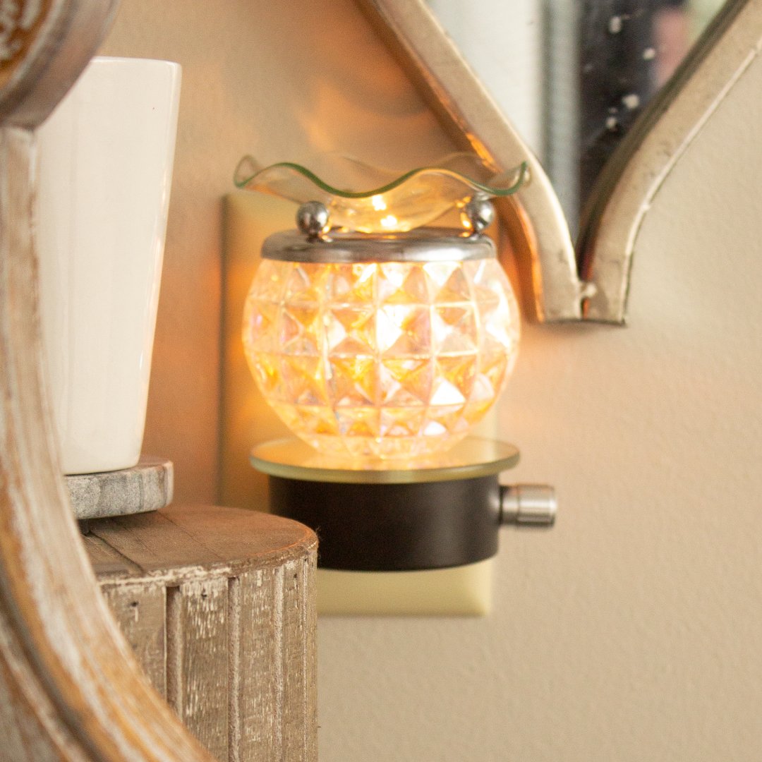 It’s officially fall! That means cozy scents are in full swing and our Fall Home Oil Collection is ready to bring warmth, spice, and everything nice to your home 🍁🍂 Shop this season's scents online at theoilbar.com

#TheOilBar #HomeOils #FirstDayofFall #FallFeels