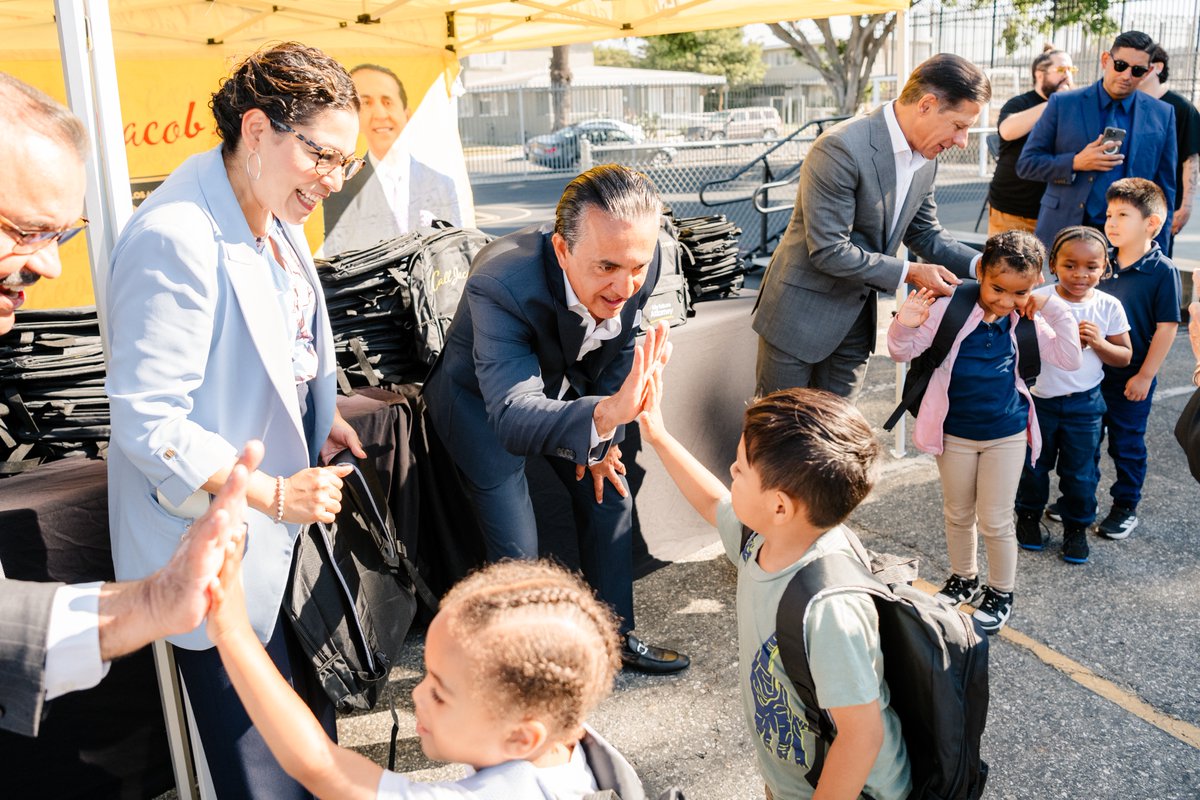 LAFC's tweet photo. A Force for Good 🎒
 
#LAFC teamed up with @JacobEmrani and @BTBLA  to provide backpacks and school supplies to students at Holmes Elementary. https://t.co/R9YL4fsurX