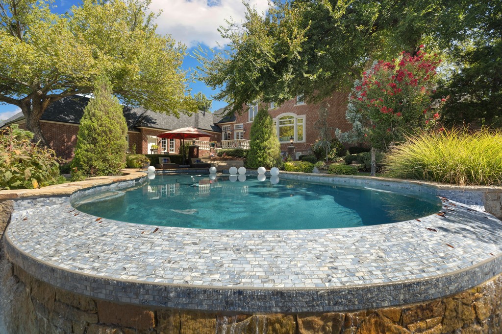 sagesothebys's tweet photo. Nestled within Saratoga Farms, this stunning luxury home boasts a picturesque park-like setting, complete with breathtaking views of the infinity edge pool, outdoor living spaces, &amp; professionally landscaped grounds.
⁠⁠
🔗: https://t.co/JLowyJZkQD https://t.co/uoLYtKjYBQ