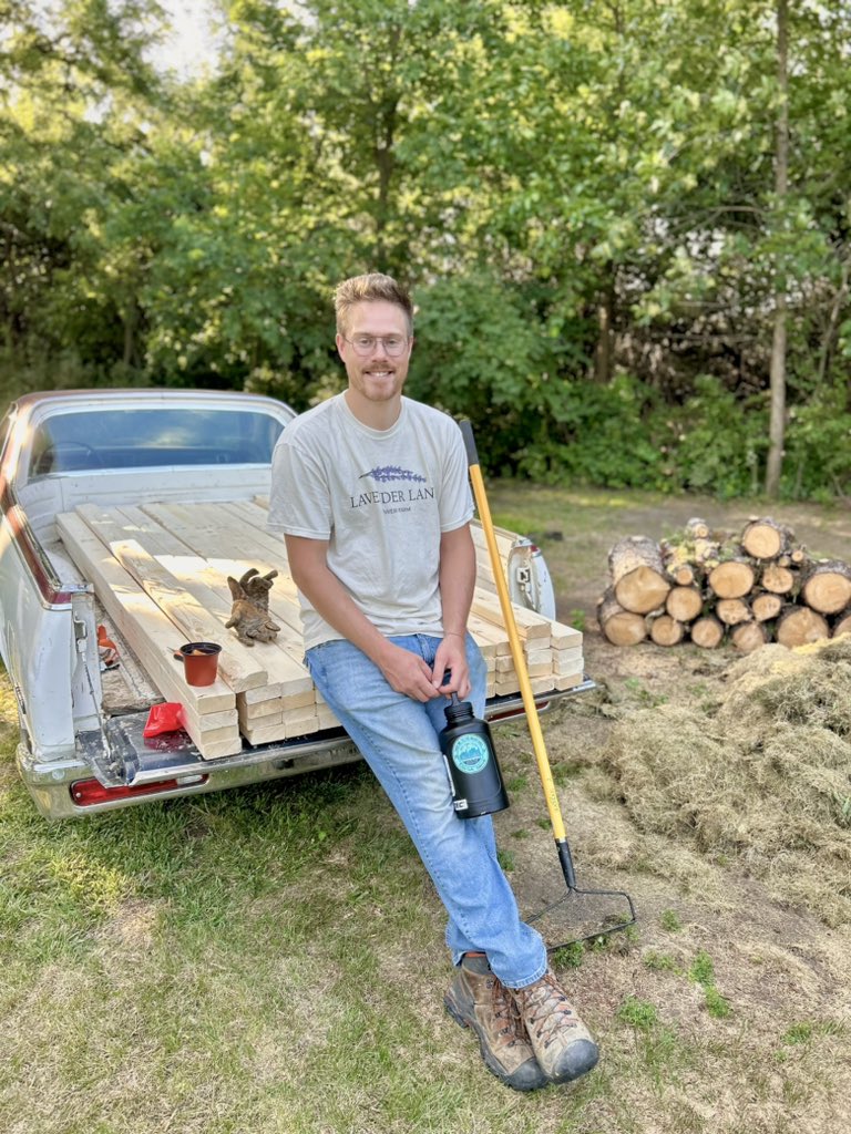 Reroy20's tweet photo. The farm is where I’m meant to be 👨🏻‍🌾 #flowerfarm #acreage #homesteading https://t.co/9LTpaGQSGp