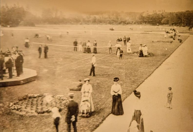 LythamArchives's tweet photo. Spot of tennis anyone whilst the band plays? Lowther Garden #LythamHeritage abt 1910 🎾🎶🎻 https://t.co/UMjlpDK2zw