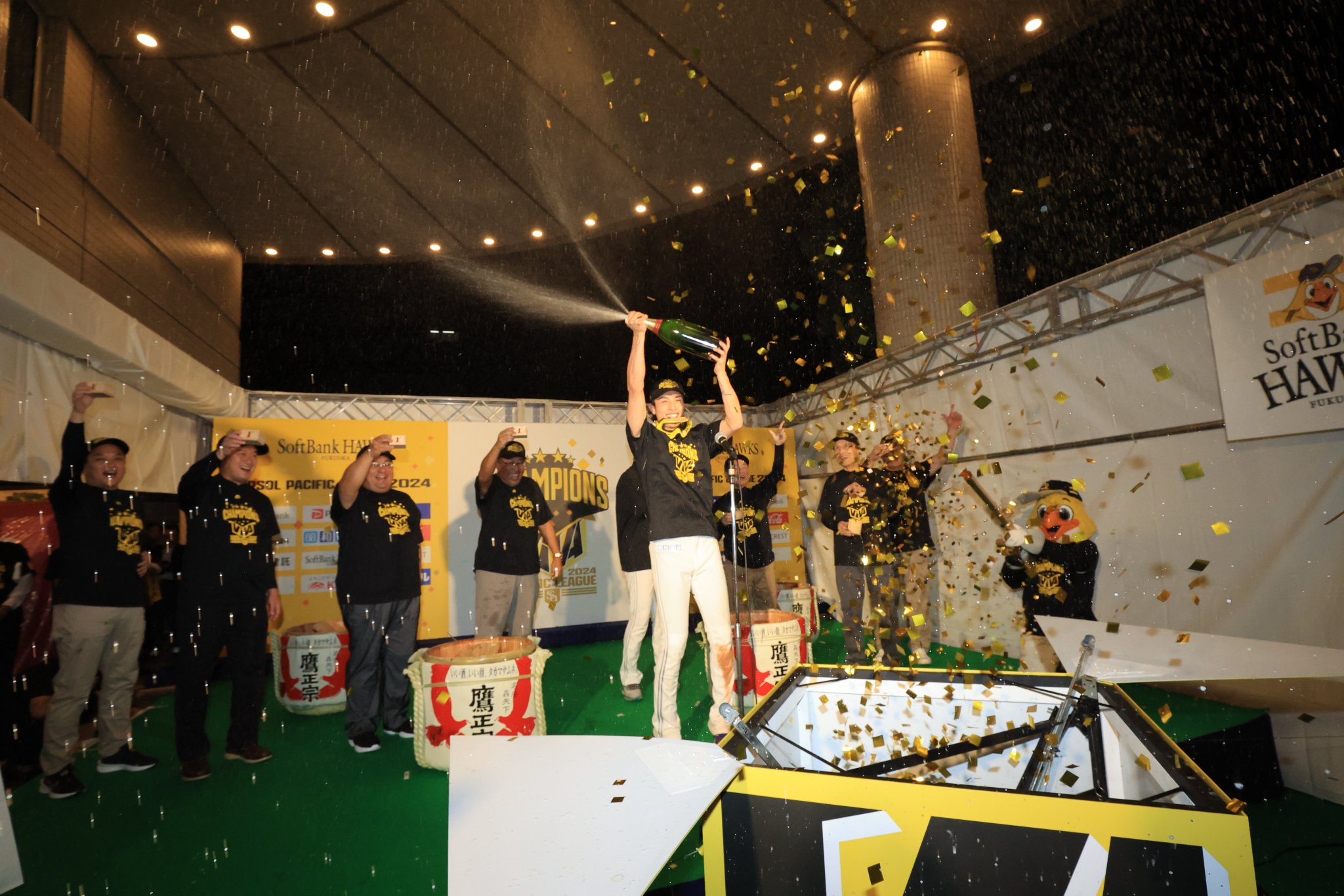 ソフトバンクホークス優勝松田選手サイン入りビールかけシャンパンかけ