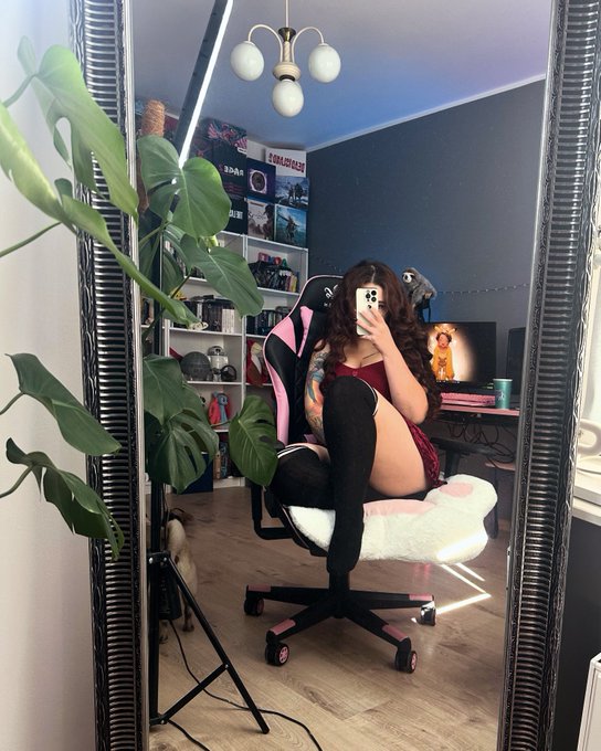 I'm really horny today and I wanted you to jerk off while you watch me play with my pussy 💦 I recorded