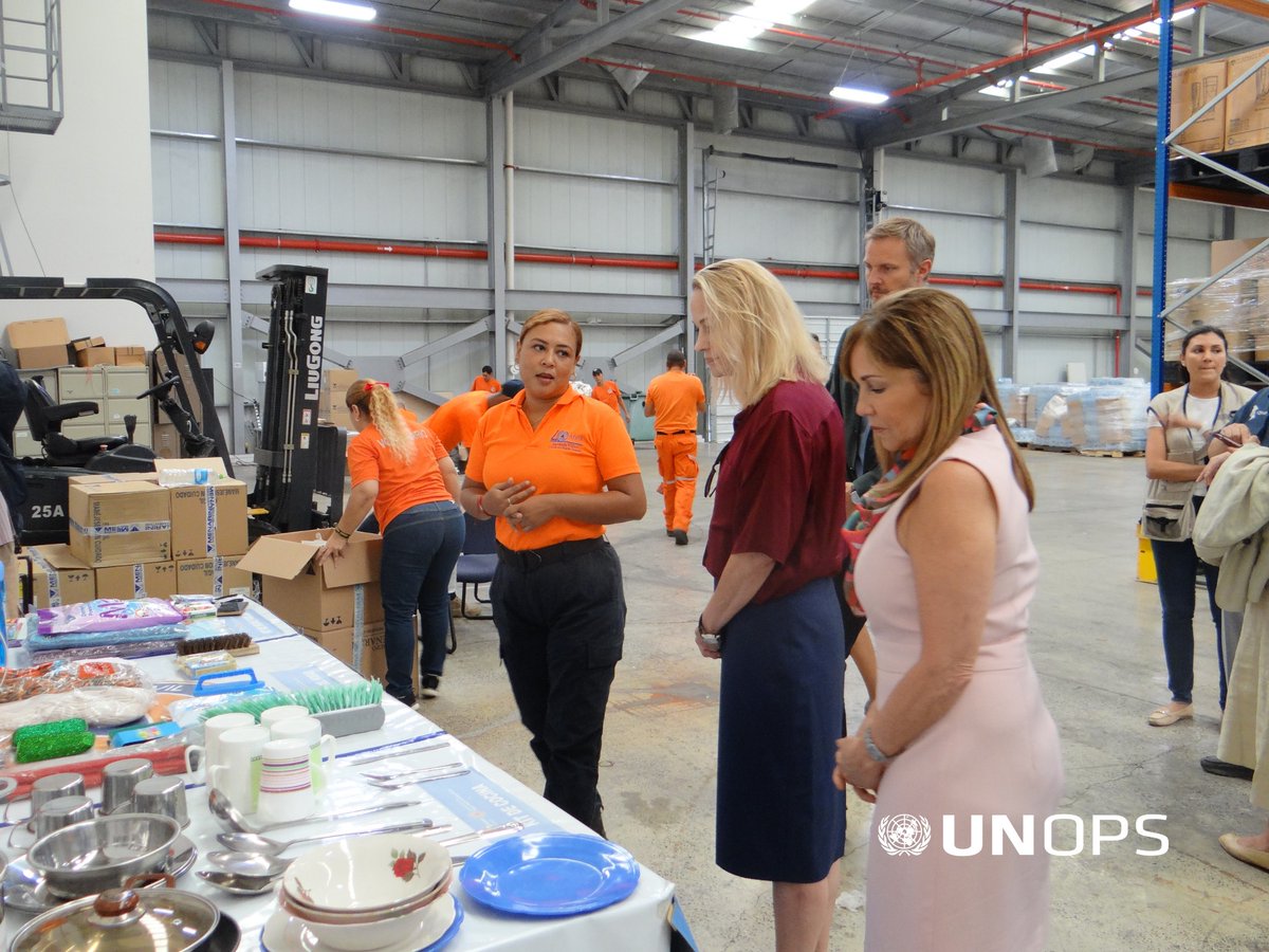 UNOPS_es's tweet photo. En su visita a Panamá, Kirstine Damkjær, Directora Ejecutiva Adjunta de UNOPS, recorrió el HUB Humanitario, diseñado, construido y gestionado por UNOPS, donde se movilizan toneladas de mercancía humanitaria cada año a más de 34 países de América Latina y el Caribe 🚚 @MinGobPma https://t.co/fRLkprw7oo