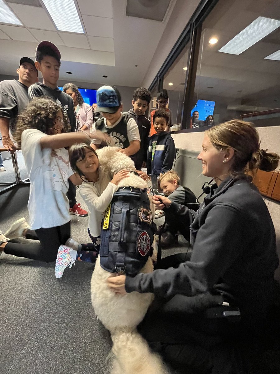 GlendaleFireCA's tweet photo. What a great way to start the day! A group of students & parents visited Verdugo Fire Communications & Fire Station 21. Aside from learning how emergency calls are handled then assigned to firefighters or ambulance, Cooper got some snuggles & love.
#mygfd #myglendale https://t.co/srvlzVxgbX