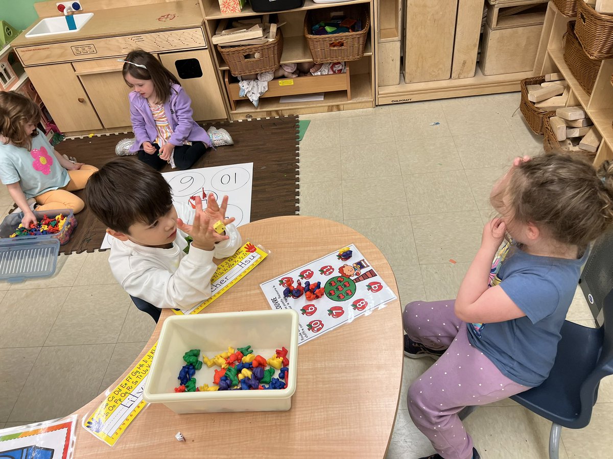 day_mme's tweet photo. Math game- roll and count and cover! This was a great hands on activity this morning. I love listening to them count in French! 🥰 @BishopFeild #mathinkindergarten https://t.co/l4ZRU34xSp