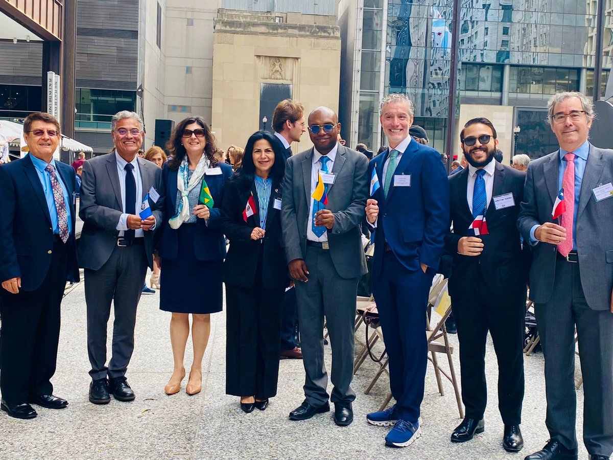 EJBRACHE's tweet photo. El viceconsul @sebaserulle, represento a @RDenChicago en “Peace Day Chicago”, en Daley Plaza.
En la foto, junto a miembros de la ACIC que presidimos: Consules generales de Ecuador, Guatemala, viceconsul de Brasil, consul general de Peru, Colombia, Argentina y Chile.
@MIREXRD https://t.co/SfuVOv6tzu