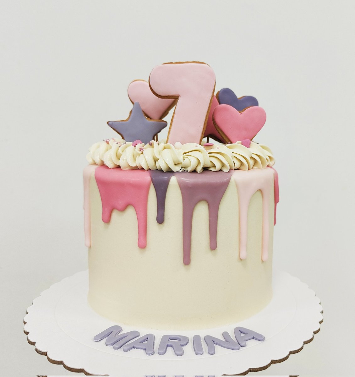 lbdcarol's tweet photo. 🤍🩷💜Los 7 de Marina💜🩷🤍

Nuestro bizcocho de limón con frutos rojos y cobertura de chocolate blanco 😋 SIN fondant.

#TartasSinFondant #DripCake #TartasPersonalizadasBurgos #TartasBurgos #Burgos #PasteleríaEnBurgos #PasteleriaBurgos  #LosBizcochosDeCarol #VictoriaBalfé35 https://t.co/h4JgQbW6h6