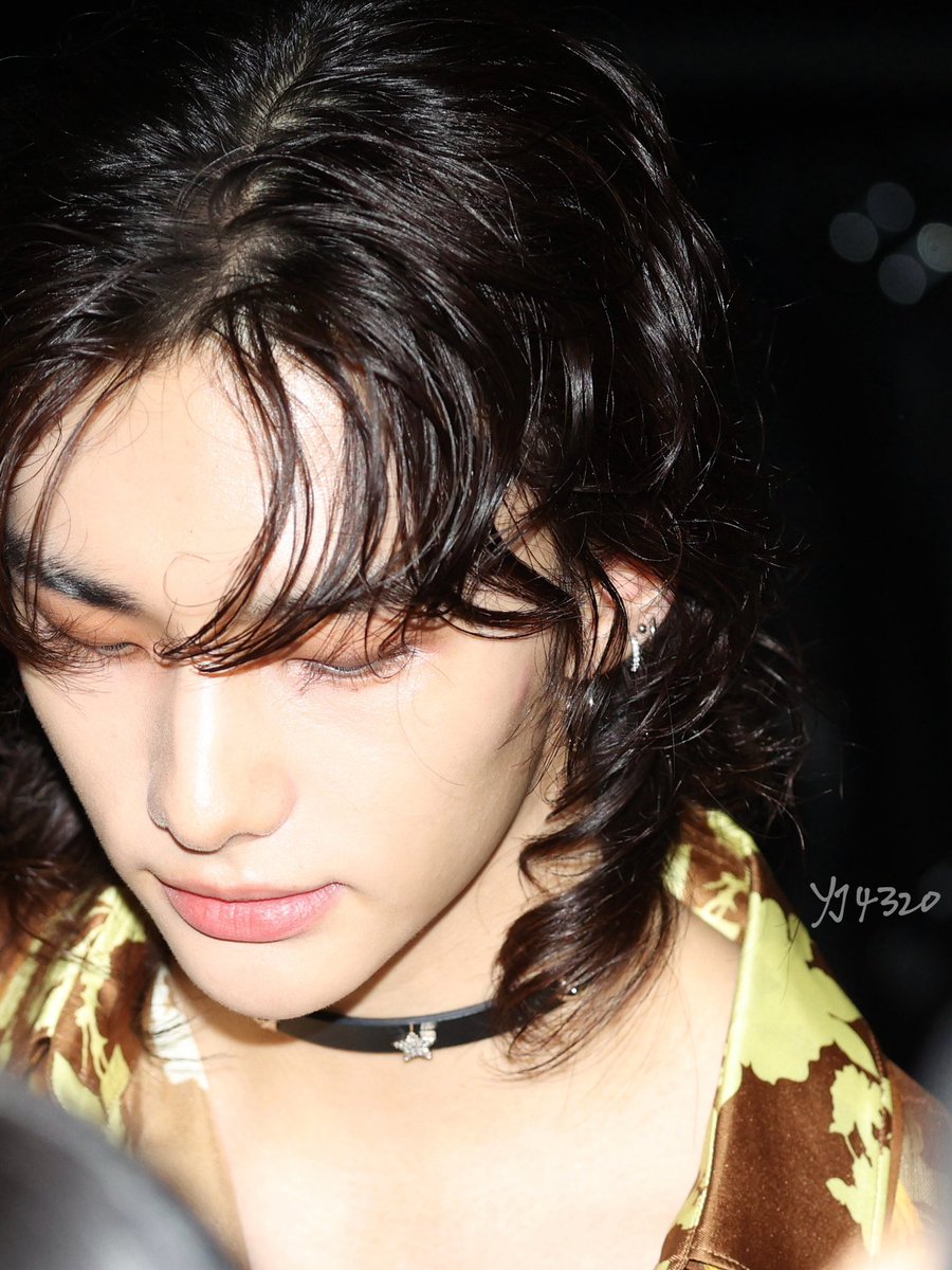 white4320's tweet image. Flawless🖤 This pic wasn’t filtered and retouched.

HYUNJIN AT VERSACE MFW 
#HyunjinxVersaceSS25
#HyunjinAtMFW24 
#VersaceSS25 
@Versace