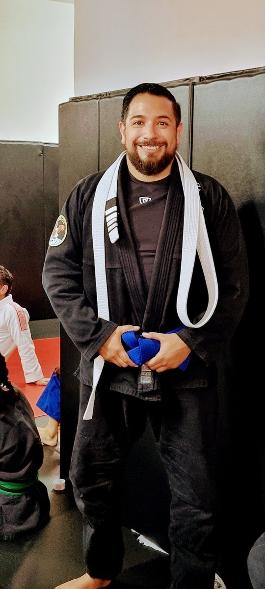 DrKiber's tweet image. Ya somos azul, se batalló por 2 años y medio pero se logró. Definitivamente es una sensación muy parecida a como cuando me gradué de Reumatólogo.

¡Vénganse a entrenar Jiu-Jitsu! Te cambia la vida (con lesiones 🤣). Sí, es un arte marcial, pero tu persona evoluciona para mejor.