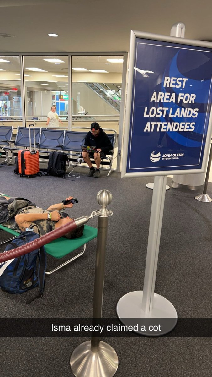 Lezlaaay's tweet photo. Airport holding it down for LL peeps https://t.co/C7UK1pqH8u
