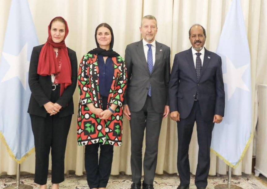 SwissEmbassyKE's tweet photo. Ambassador, Mirko Giulietti had the honour to present his credentials to H.E President Hassan Sheikh Mohamud of 🇸🇴🇨🇭is looking forward to continued cooperation with 🇸🇴 on its pathway towards peace and prosperity. https://t.co/0cphh68vsV