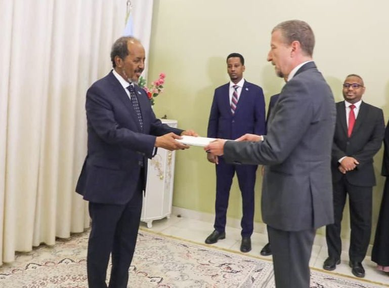SwissEmbassyKE's tweet photo. Ambassador, Mirko Giulietti had the honour to present his credentials to H.E President Hassan Sheikh Mohamud of 🇸🇴🇨🇭is looking forward to continued cooperation with 🇸🇴 on its pathway towards peace and prosperity. https://t.co/0cphh68vsV