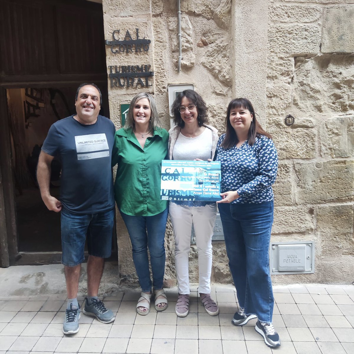 Dissabte vam ser a Arnes (Terra Alta) per fer lliurament del 1r premi del II Certamen Literari Amics Amigues de la Pagesia 2024 ✍️ a la @NeusMonllor Rico, de Castalla (Alcoià), i la seva obra “M’arrele ací” 🥇📖

#AmicsAmigues
#CertamenLiterari
<a href="/RaquelSerrat29/">RAQUEL SERRAT TUBAU</a> 

1/4