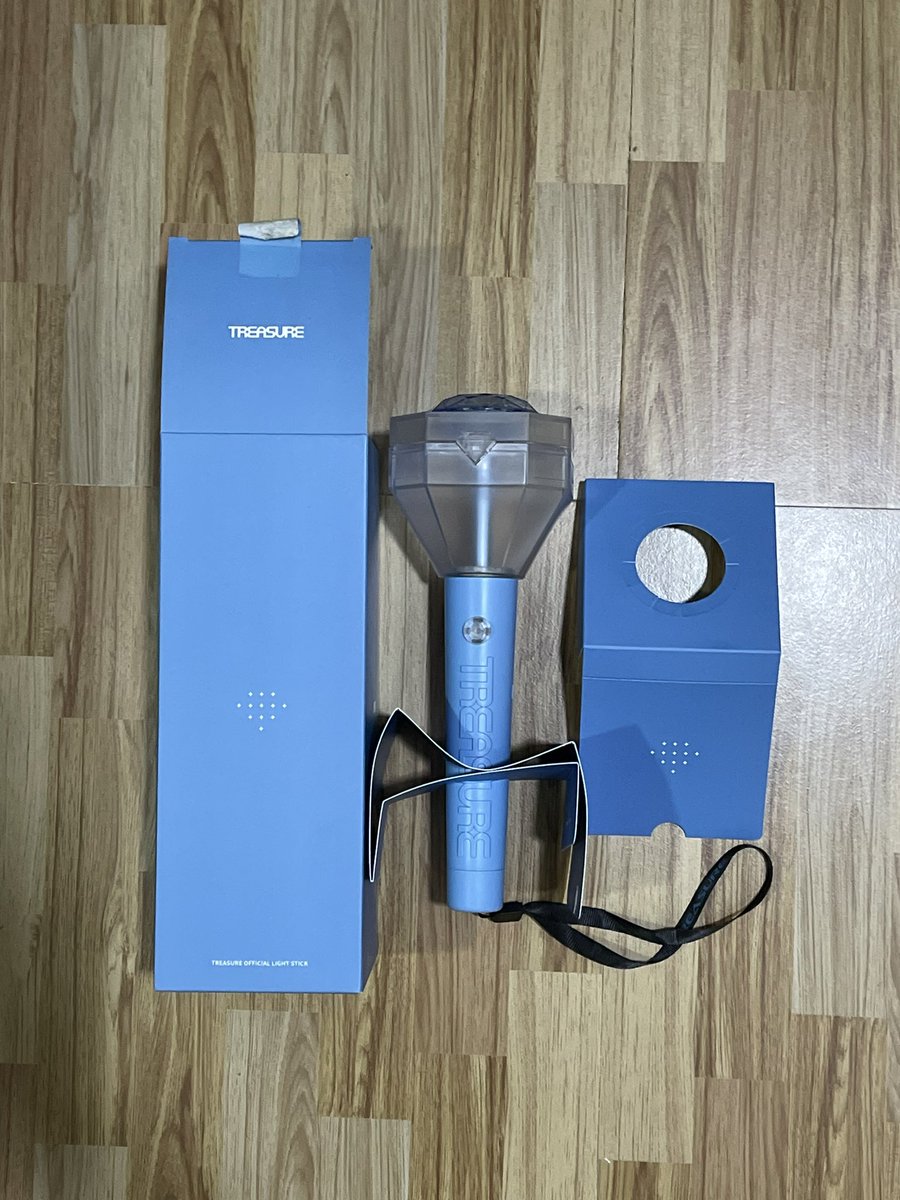 PACKAGEAVENUE's tweet photo. #KpackageAvenuePHOnhand

— INTEREST CHECK —

[WTS | LFB] Treasure Lightstick with POBs

- Junkyu POB
- Haruto POB
- Yedam POB
- Jihoon POB
- Hyunsuk POB
- Junkyu manyo photostrip (May slight damage to)

Medyo pricey nga lang to.

Weverse | YG select | Insadong https://t.co/PHEcci2bGG