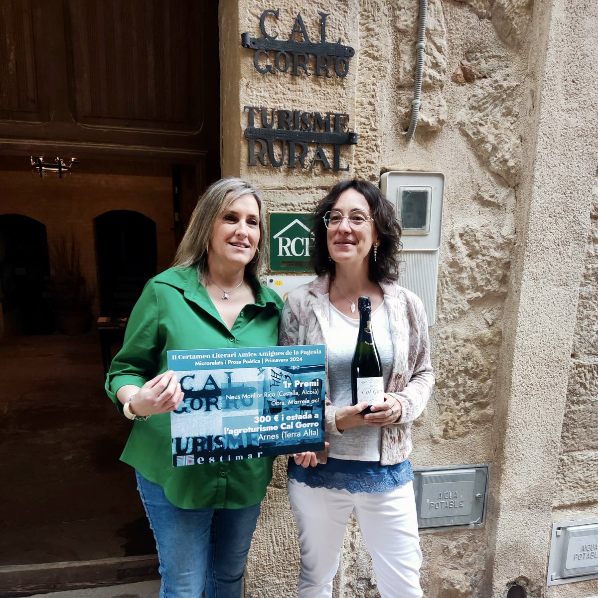 La Raquel Serrat, presidenta de la Fundació Unió de Pagesos de Catalunya, va ser l’encarregada de lliurar el premi de 300 € i una estada a l’allotjament d'Agroturisme.org @calgorro 🏡

#AmicsAmigues
#CertamenLiterari
<a href="/RaquelSerrat29/">RAQUEL SERRAT TUBAU</a> 

2/4