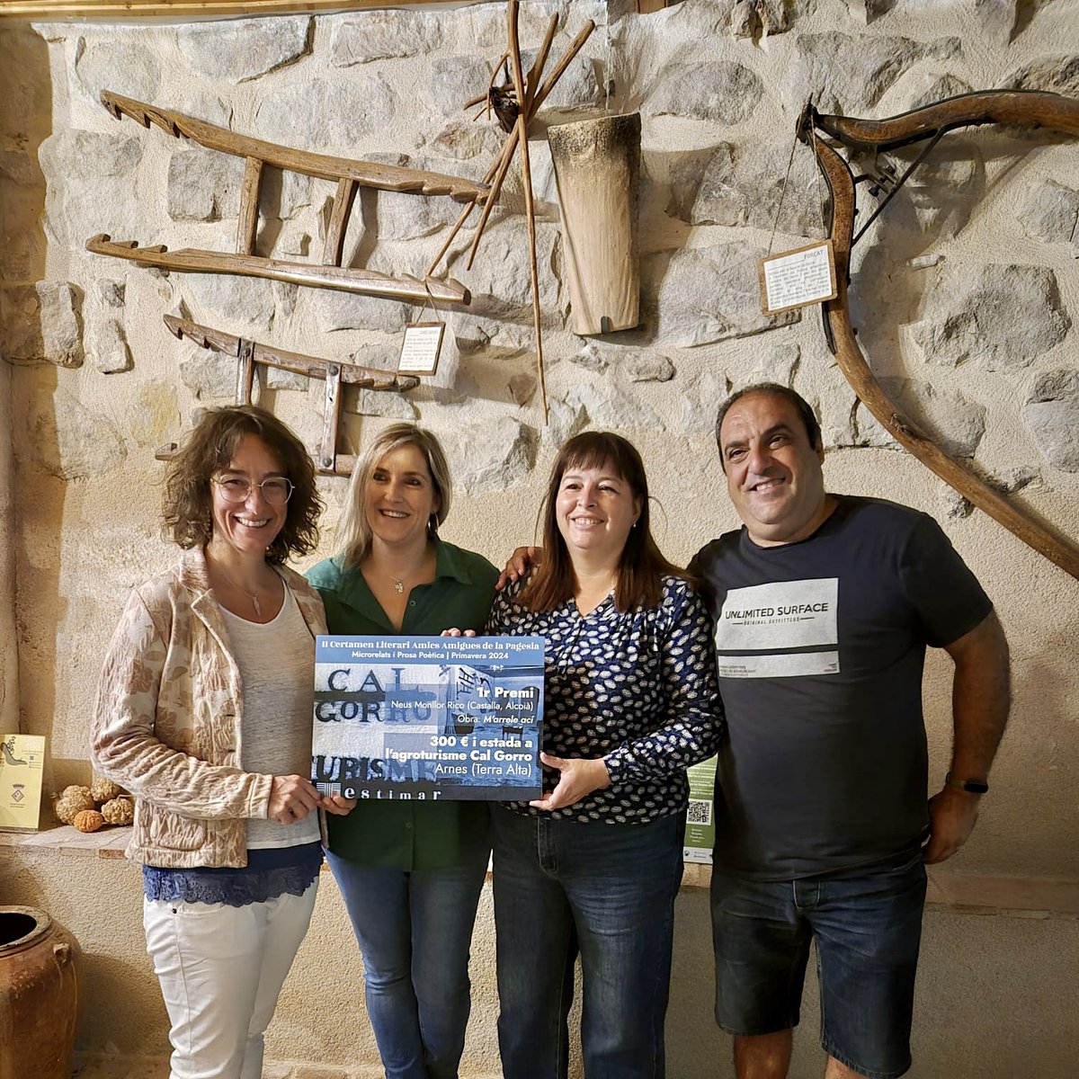 Per descomptat, també hi van ser la Marta Samper i l’Andreu Sanromà, 🤗 propietaris d'aquest bonic establiment amb més de 200 anys d’història! 😲

Felicitats a la Neus, i molt agraïts a la Marta i l'Andreu per ser patrocinadors d’aquesta segona edició del certamen literari.

3/4