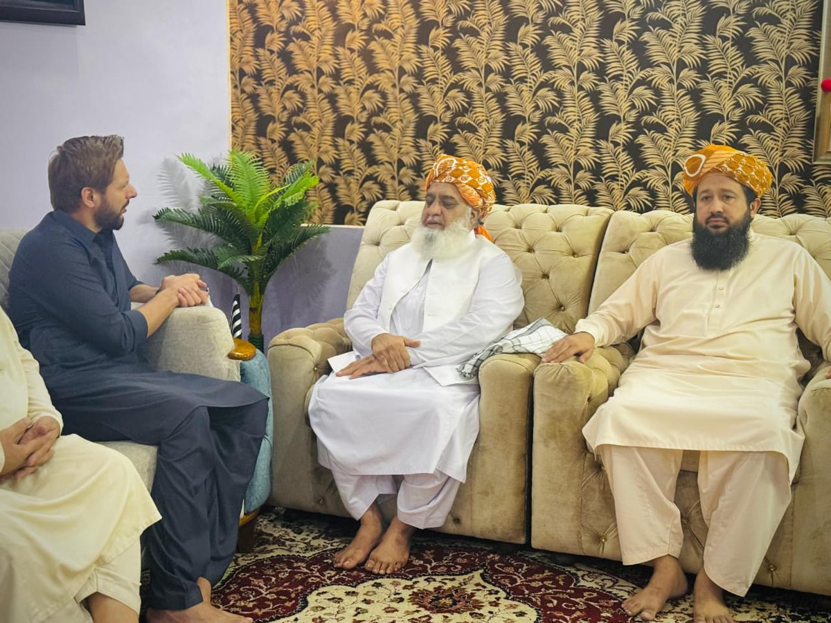 Noorsaafii's tweet photo. اللّه کرے شاہد آفریدی جمعیت علمائے اسلام میں آجائیں ھم کرکٹ کے سلطان اور سیاست کے سلطان کو ایک ساتھ دیکھنا چاھتے ہیں  ویسے بھی شاہد آفریدی مذہب پسند حق پسند انسان ہے https://t.co/7vSKNe2C6U