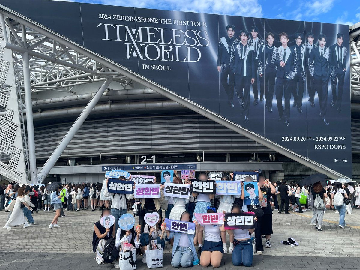 mydear_Gyu_'s tweet photo. 240922 TIMELESS WORLD TOUR
                  IN SEOUL 올인단 슬로건 단체샷🩵

사랑하는데~~성한빈!사랑해💌❤️

#성한빈 #제로베이스원 #ZEROBASEONE #ZB1 #SUNGHANBIN #成韓彬 #ソンハンビン https://t.co/QOBvXp2gUl