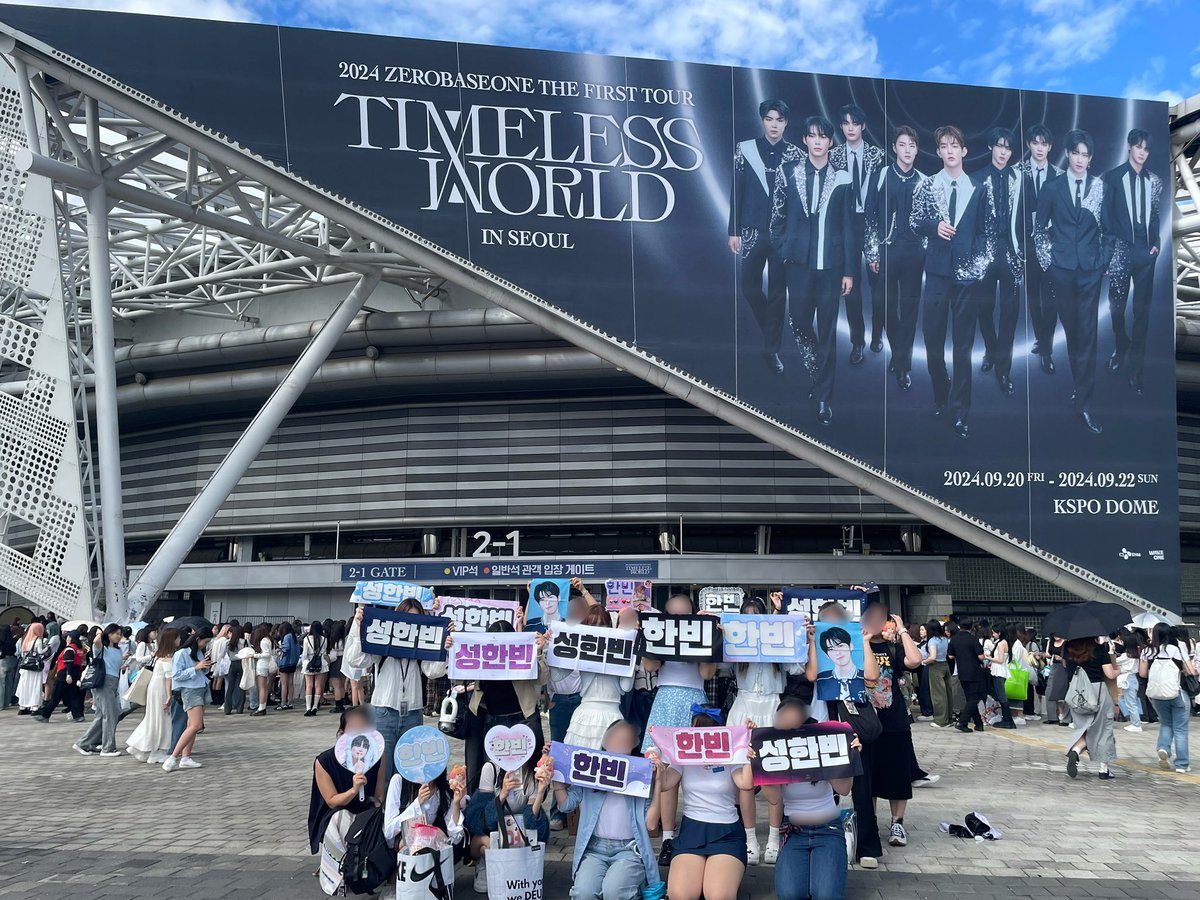 mydear_Gyu_'s tweet photo. 240922 TIMELESS WORLD TOUR
                  IN SEOUL 올인단 슬로건 단체샷🩵

사랑하는데~~성한빈!사랑해💌❤️

#성한빈 #제로베이스원 #ZEROBASEONE #ZB1 #SUNGHANBIN #成韓彬 #ソンハンビン https://t.co/QOBvXp2gUl