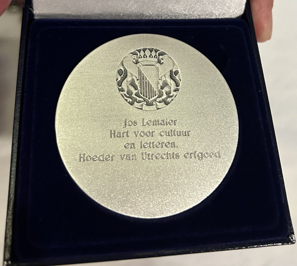 Mijn moeder en ik zijn intens trots op mijn vader Jos❤️. Zijn levenslange inzet voor de literatuur <a href="/ILFUtrecht/">ILFU</a> en Utrechts erfgoed is gisteren gehonoreerd met de hoogste medaille van de <a href="/GemeenteUtrecht/">Gemeente Utrecht</a> ilfu.com/nieuws/stedeli…
