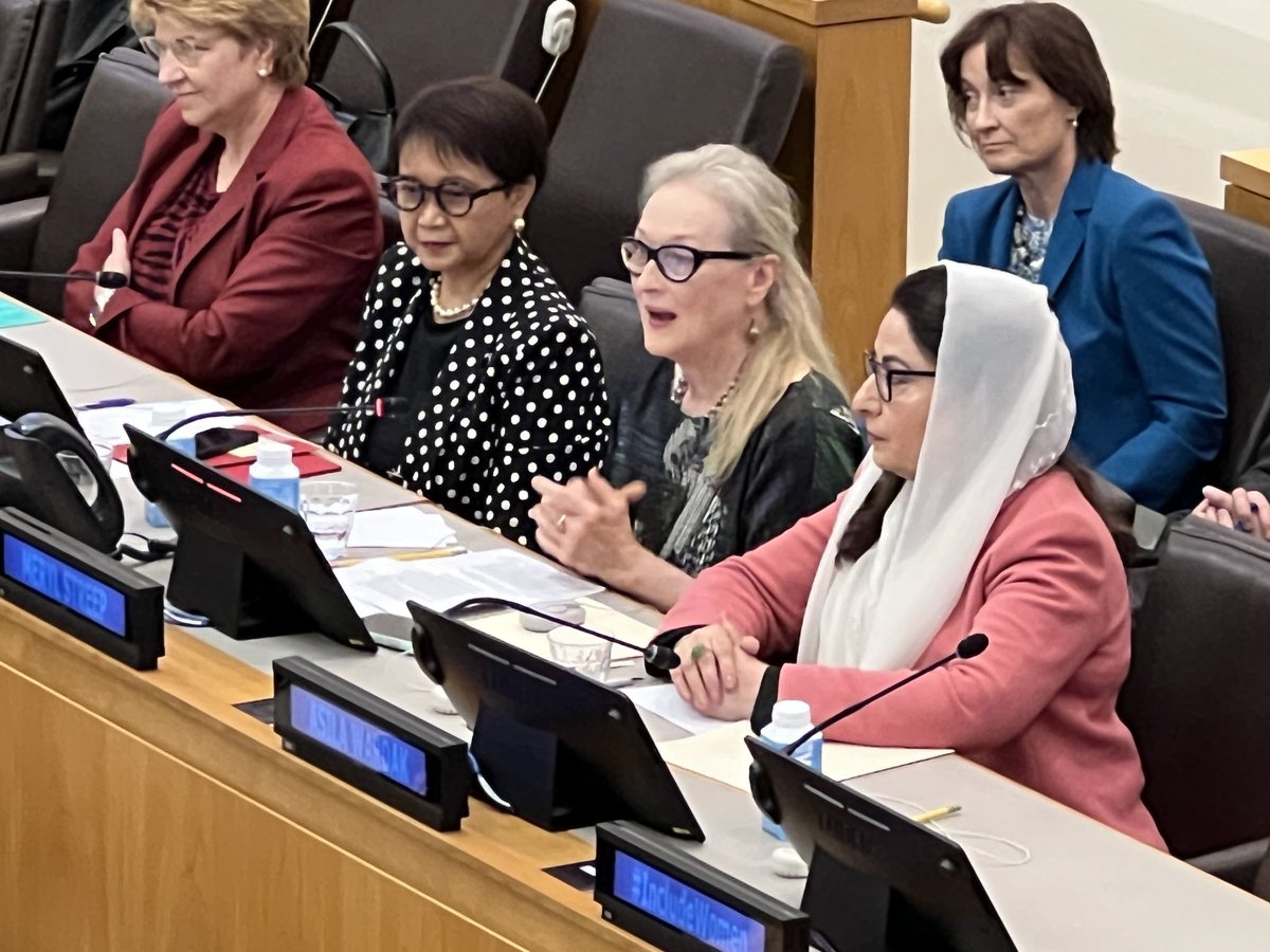 Toinen huikea kohtaaminen viikon sisään!
Meryl Streep puhumassa #UNGA79 New Yorkissa afgaaninaisten puolesta. Suuri filantrooppi, puhumattakaan näyttelijätär.