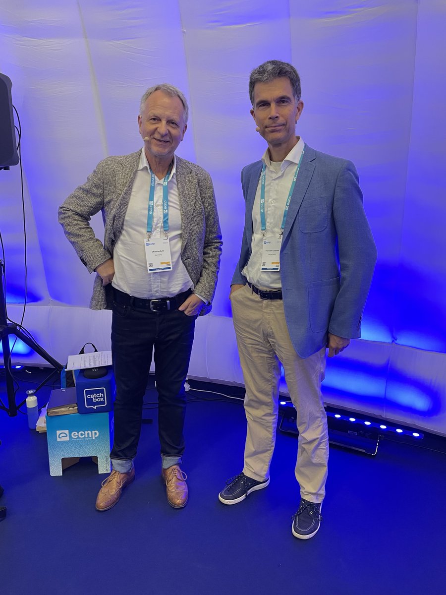 A fully packed room @ecnp. Thanks, Christian Behl for a very stimulating discussion on new avenues for #Alzheimer's disease; congrats on your book; an impressive overview of a dynamic and exciting field!