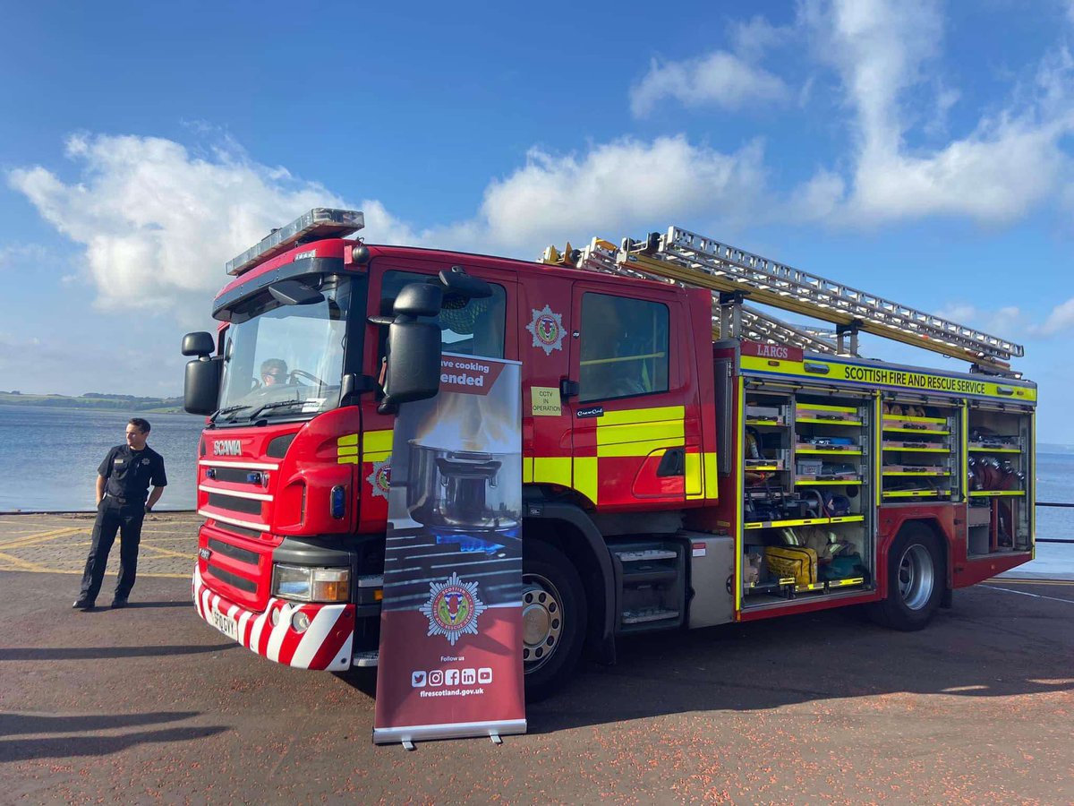 LargsCRT's tweet photo. The team joined emergency service and third sector colleagues at @LargsRNLI yesterday for a meet the teams event. Thanks to everyone who attended to find out more about the lifesaving and life changing work of the emergency services #999Coastguard #Team999 https://t.co/V5gcguhmNN