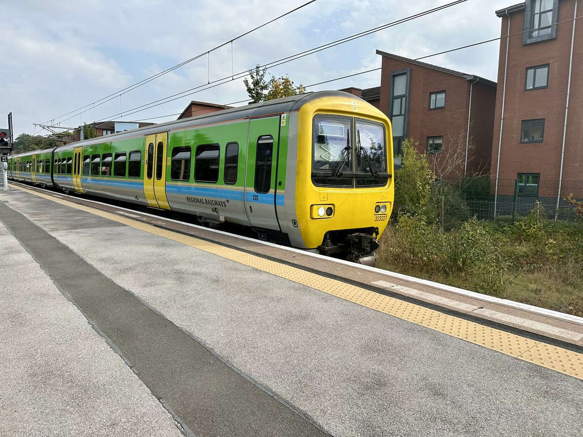 shellienic's tweet image. Before I started work today, in tribute to the #Class323 &amp;amp; their final week in service for @WestMidRailway I decided to match #Reggie’s livery #Centro #RegionalRailways on my nails. Just a shame she is hiding in the shed at Soho! #DayInTheLife TrainDriver #WomenInRail