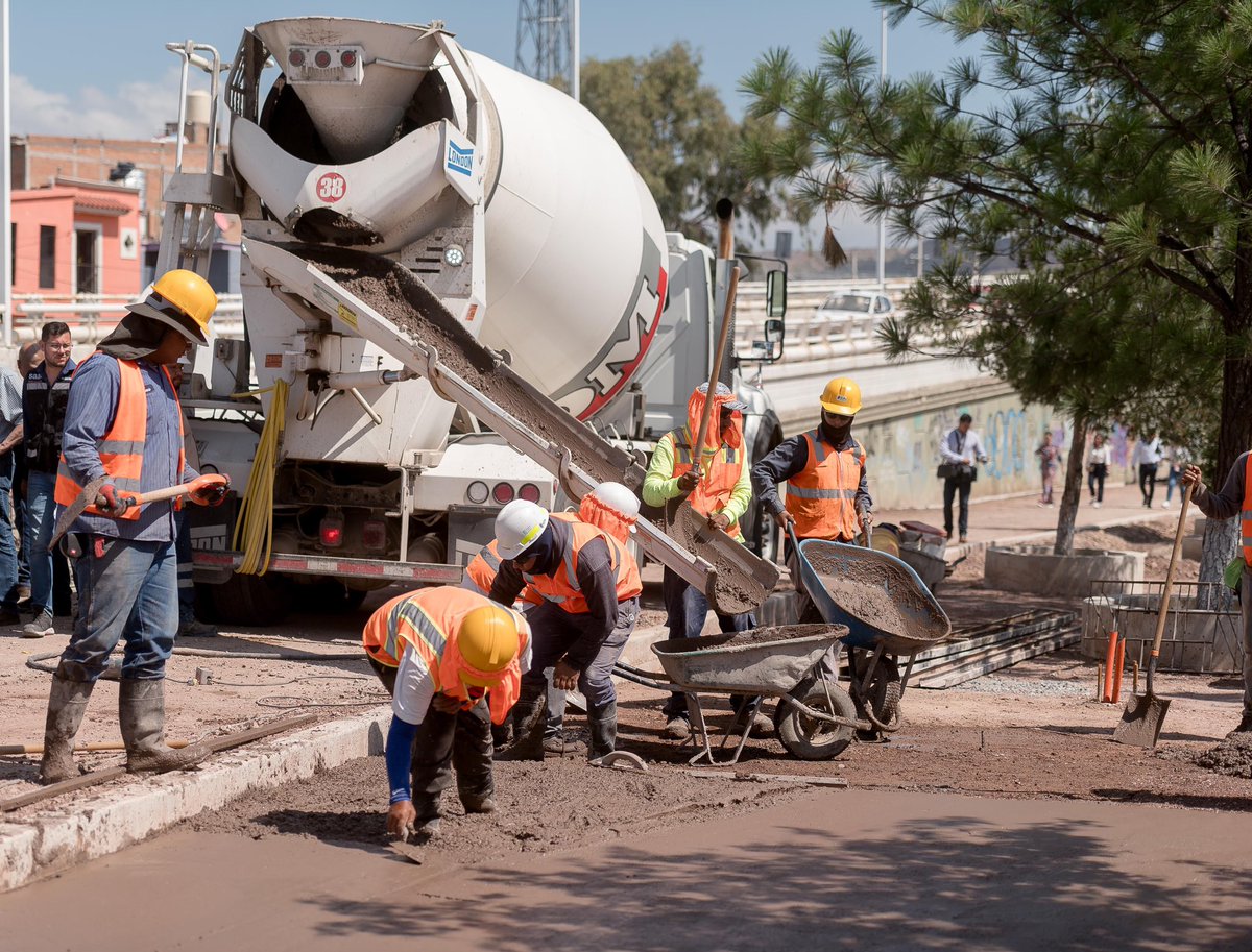 🙌 ¡Iniciamos la semana supervisando las obras de modernización y rehabilitación en los Puentes Gemelos! Este proyecto busca mejorar las vialidades y espacios públicos para todos los duranguenses.