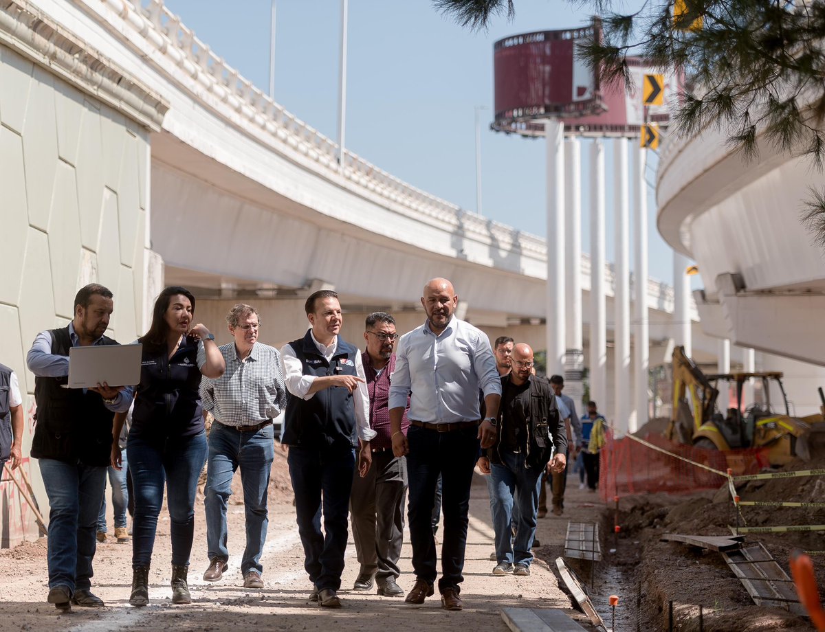 EVillegasV's tweet photo. 🙌 ¡Iniciamos la semana supervisando las obras de modernización y rehabilitación en los Puentes Gemelos! Este proyecto busca mejorar las vialidades y espacios públicos para todos los duranguenses. https://t.co/zv4XcaPtbH