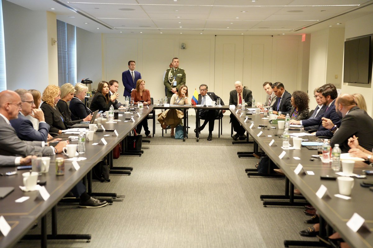 Más de 800 empresas de EE.UU tienen presencia en Colombia. El de hoy, junto con <a href="/USCOLBC/">U.S. - Colombia Business Council (USCBC)</a> <a href="/AmChamCol/">Cámara Colombo Americana - AmCham Colombia</a>, fue un encuentro productivo que reafirma confianza para proteger, y atraer, nuevas inversiones al país. <a href="/petrogustavo/">Gustavo Petro</a> <a href="/laurisarabia/">Laura Sarabia</a>