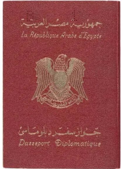 من حوالي سنة اتفاجأ كل هؤاة جمع التحف والوثائق والنوادر بظهور جواز السفر الدبلوماسي لأنور السادات للبيع في عرض في صالة هيريتدج للمزادات!!  

جواز السفر كان يحمل رقم 1، وصدر في 19 مارس 1974، وكان من المفترض ان تنتهي صلاحيته  في 18 مارس 1979 غير انهم قاموا بتجديده لينتهي في 18 مارس