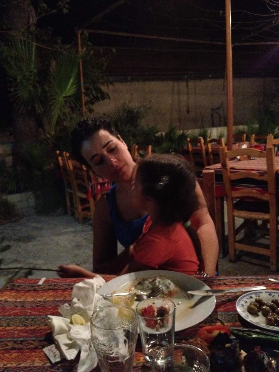 Bugün yine seni deli gibi özledim. Her an her yerde sen annem.. Bir an hıçkırıklara boğularak ağlamak, bir an katillere nefret kusmak.. Neden diye defalarca sorgulamak. Sözümüz söz annem ne olursa olsun seni bizden almanın bedelini ödeycekler!
Çok az kaldı annem.
Seni