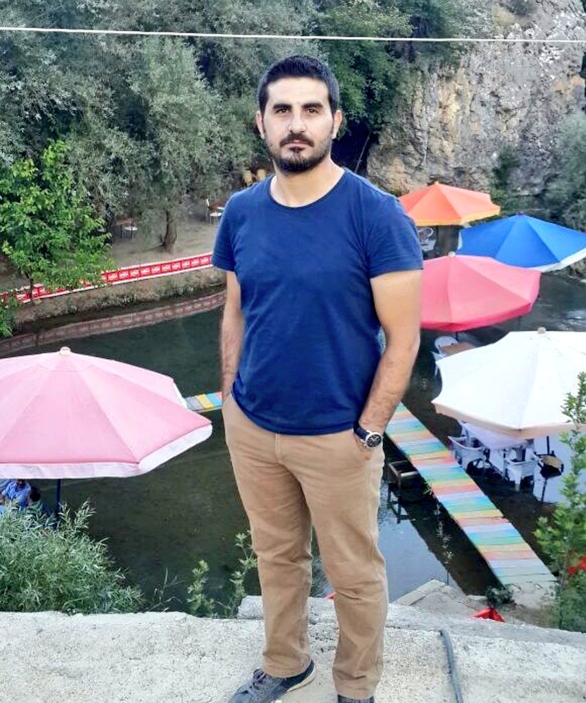 Edanur_Yslbdk7's tweet photo. Diyarbakır'da felsefe öğretmeni olarak görev yapan Özgür Ekinci, uğradığı silahlı saldırı sonucu yaşamını yitirdi.
Saldırgan veya saldırganların en erken zamanda bulunmasını temenni ediyoruz..
#özgürekinciadalet https://t.co/BOnq9qiQfl