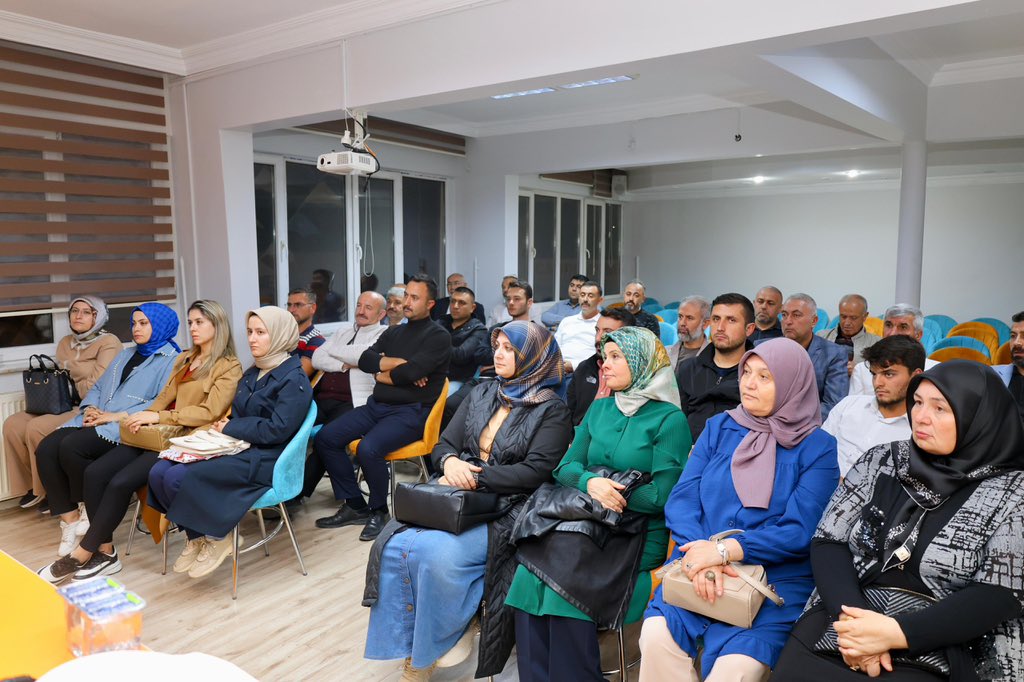 olcaonur1's tweet photo. AK Parti Niğde İl Yönetim Kurulu Toplantımızı, Ulukışla Belediye Başkanımız ve İlçe Başkanımızın katılımlarıyla gerçekleştirdik.

Toplantımızda, çalışmalarımızın haftalık faaliyetleri ve Ulukışla İlçemizin çalışmalarını istişare ettik.

Toplantımız hayırlara vesile olsun.☺️ https://t.co/tfjcnlG6rY