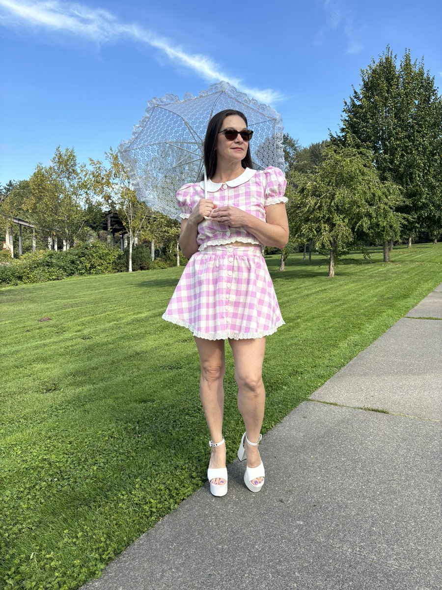 DaphneDelicious's tweet photo. I’m not ready for fall to be here!
In an effort to keep the summer vibes going, I put on my little pink checkered skirt & blouse, grabbed my parasol and did a little photo shoot.
#notreadyforfall #girlnextdoor #legsfordays https://t.co/tWzefwFcVt