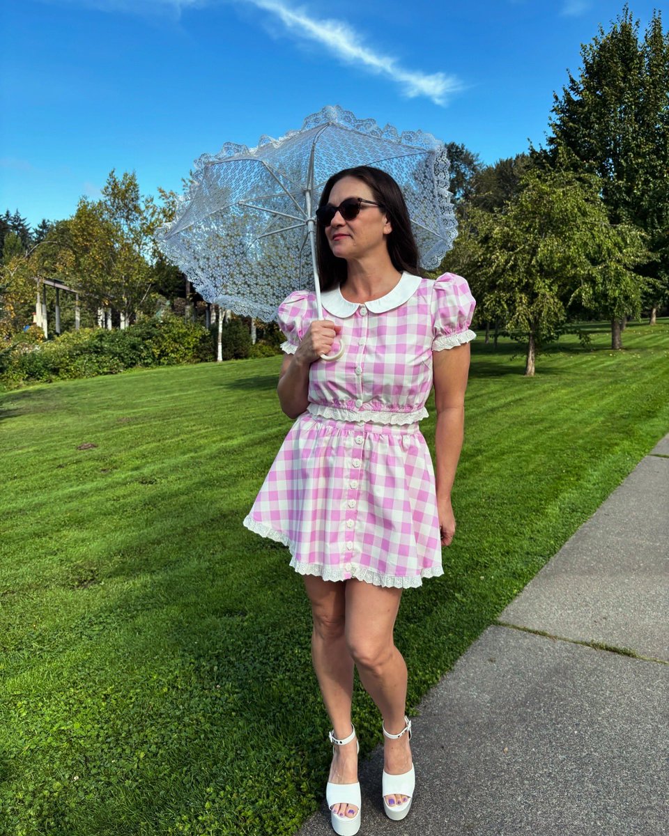 DaphneDelicious's tweet photo. I’m not ready for fall to be here!
In an effort to keep the summer vibes going, I put on my little pink checkered skirt & blouse, grabbed my parasol and did a little photo shoot.
#notreadyforfall #girlnextdoor #legsfordays https://t.co/tWzefwFcVt
