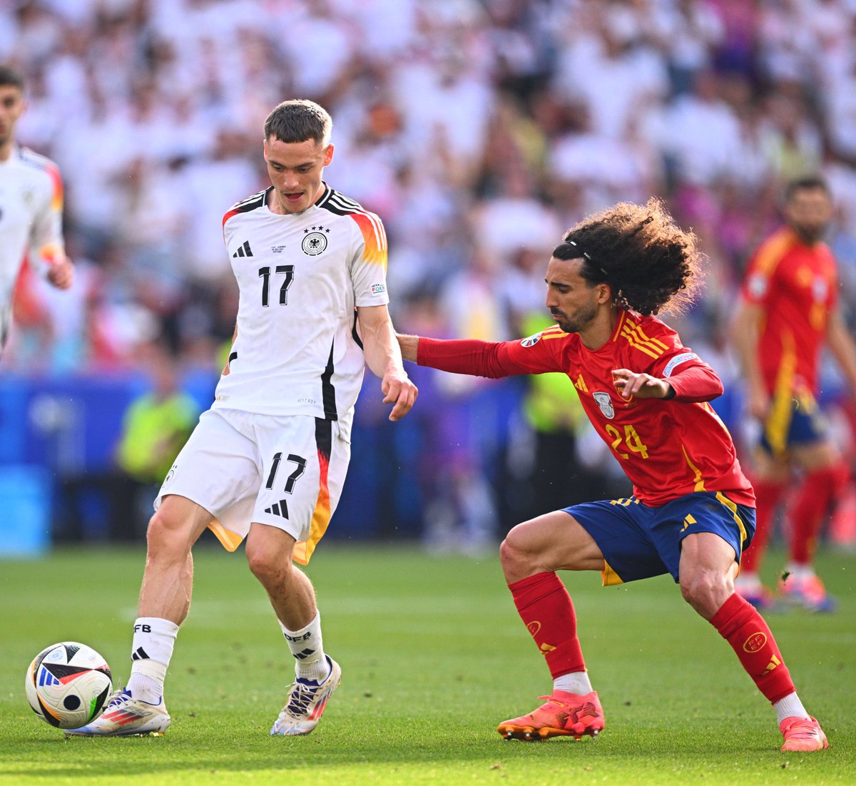 _BeFootball's tweet image. 🚨 l'UEFA 𝗔 𝗥𝗘𝗖𝗢𝗡𝗡𝗨 qu'un pénalty aurait dû être sifflé pour l’Allemagne face à l’Espagne lors de l’Euro ‼️🤯

@relevo s’est procuré un document dans lequel l’instance reconnaît que la main de Cucurella sur une frappe de Musiala aurait dû être sanctionnée. 🖐️⛔️