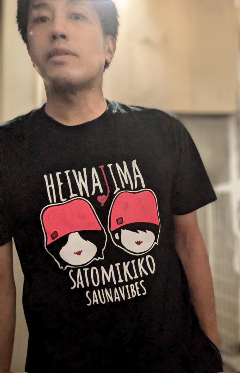 AizawaFusao1's tweet photo. 今日の1枚です❤️🔥🏝️
#SATOMIKIKO Tシャツ!
おやつ食べて🐸
#サウナイキガイ
#平和島
#Number95 https://t.co/Z4mUKT1eFM